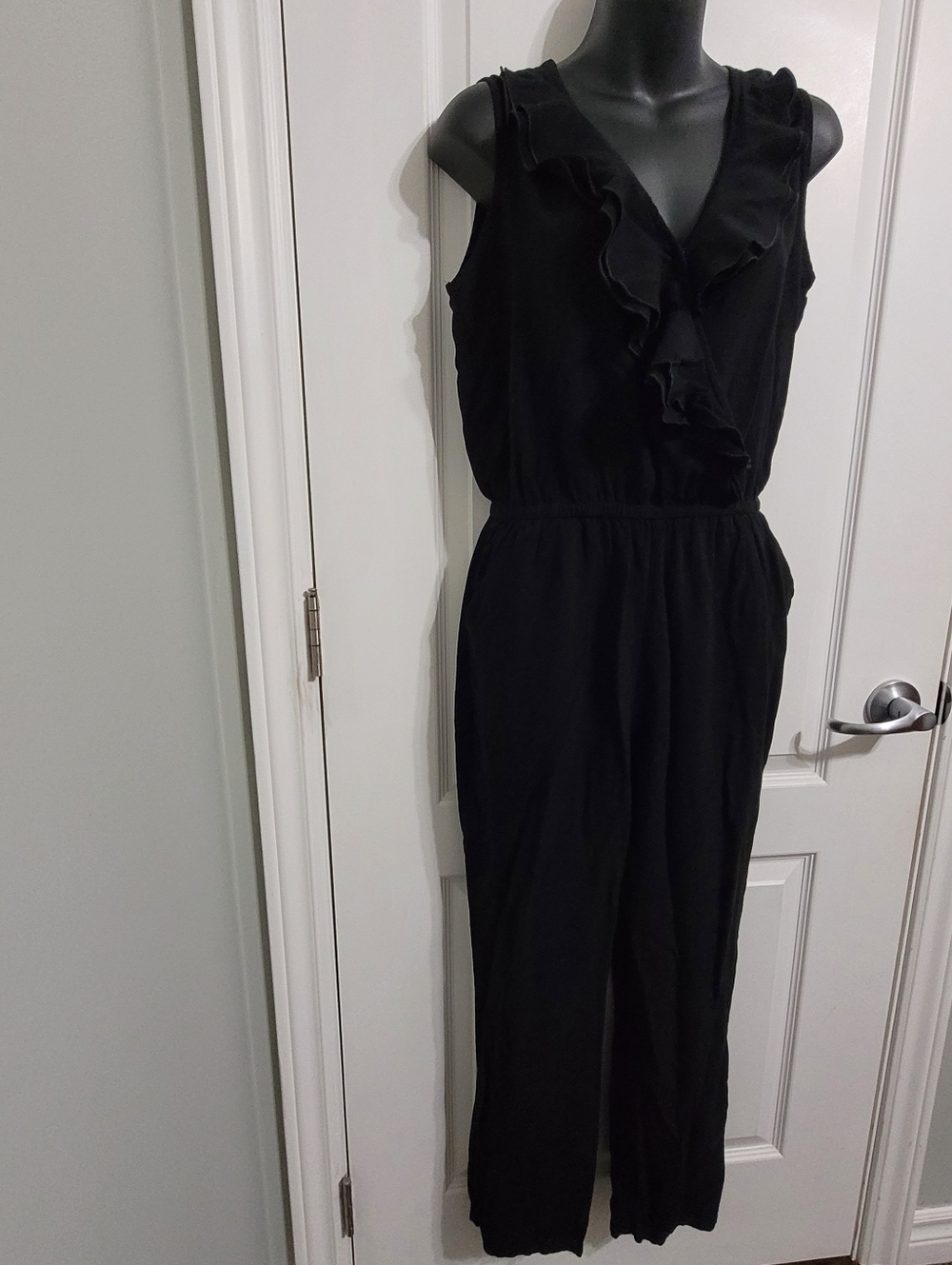 💲2️⃣ Trendsetter Sleeveless Black Ruffle Cross-Over V-Neck Jumpsuit Size Med - Picture 6 of 13